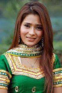 581953_351673988242765_1719963207_n - sara khan15