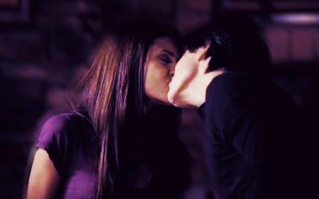dar anainte de a pleca Elena an saruta pe Damon - The vampire diaries banda