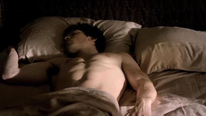 ajunsa acasa Elena vazu ca Damon doarme - The vampire diaries banda