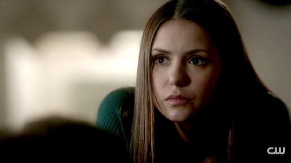Elena se duse la baie sa al caute pe Damon .   Elena :Damon esti aici?