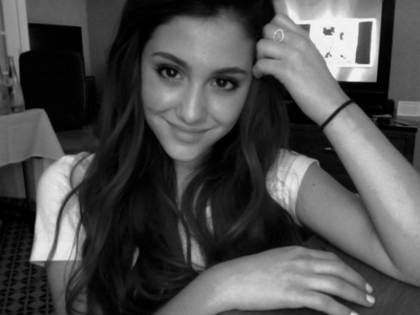 normal_012 - Ariana Grande - Facebook Profile Pictures