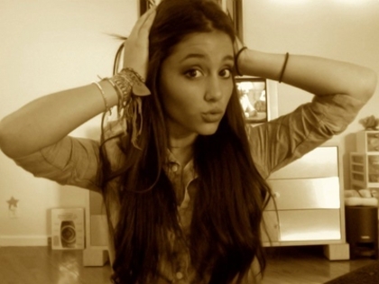 normal_019 - Ariana Grande - Facebook Profile Pictures