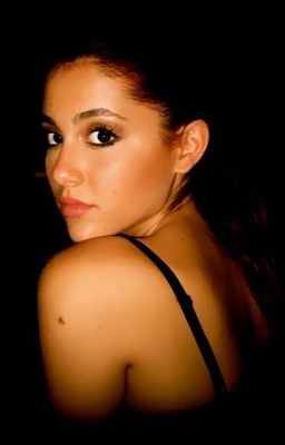 normal_020 - Ariana Grande - Facebook Profile Pictures
