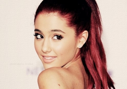 normal_034 - Ariana Grande - Facebook Profile Pictures