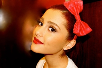 normal_038 - Ariana Grande - Facebook Profile Pictures