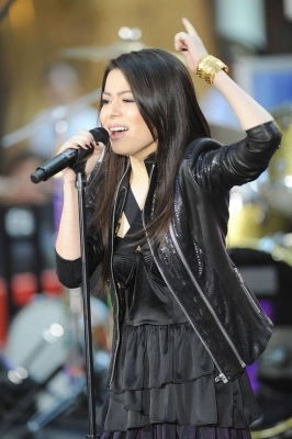 normal_148 - Miranda Cosgrove - 06 09 10 New York NY The Today Show