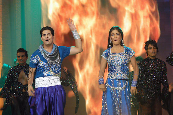 121009062305_259 - Hina Khan