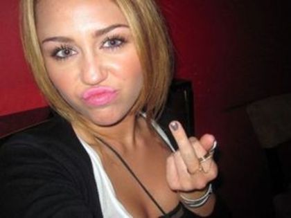 Poze-intime-ale-lui-Miley-Cyrus-scapa-pe-net-poze - Miley Still Rulzz