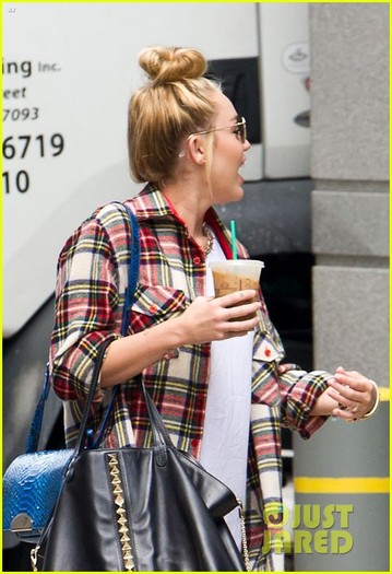 cyrus-fashion-01 - Miley Cyrus Liam Hemsworth To Start Fashion Line