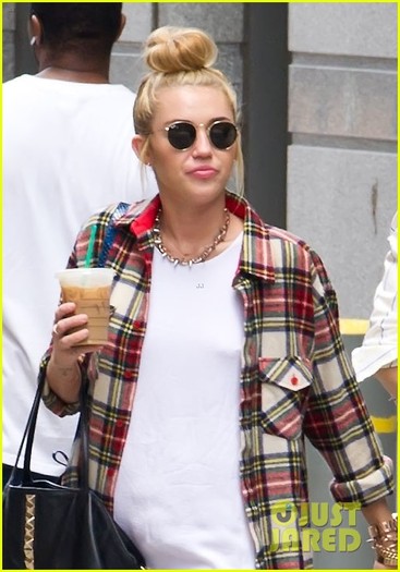 cyrus-fashion-05 - Miley Cyrus Liam Hemsworth To Start Fashion Line