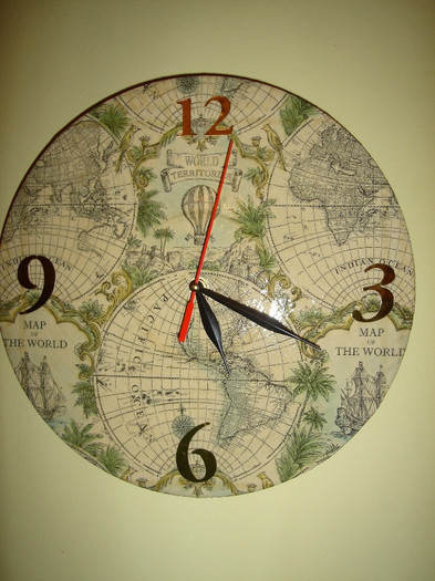 Ceas " WORLD MAP " realizat pe disc de vinil , cu tehnica decoupage-ului.  PRET - 35 lei - handmade