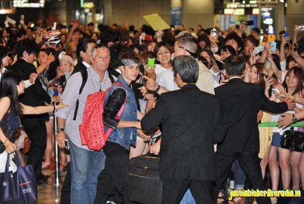 406154_330829490342491_496745140_n - Justin Bieber 5