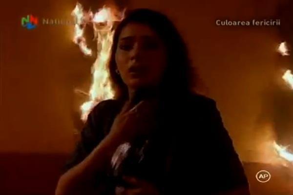 304667_326563097436943_242809055_n - sara khan15