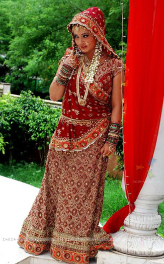 151492-nidhi-uttam-as-nandini-in-wedding-outfit
