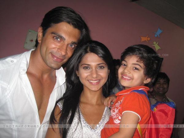166390-karan-singh-grover-and-jennifer-winget-on-the-set-of-dill-mill - Dill mill gayye