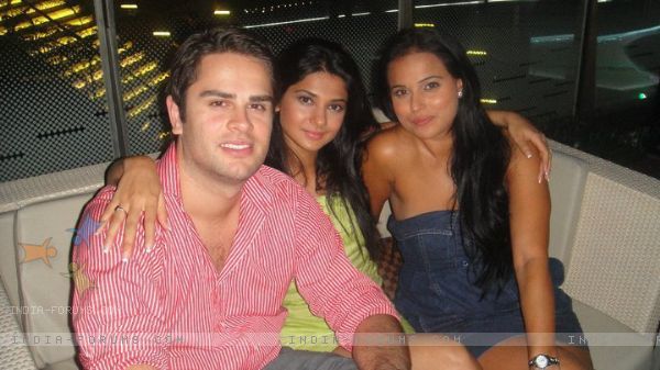 204828-jennifer-winget-with-friends