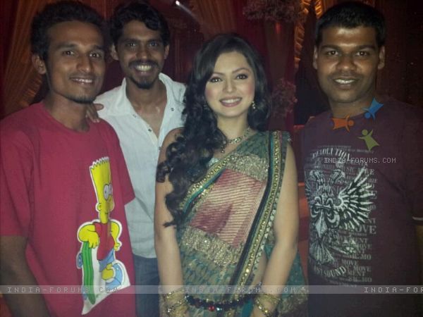 196682-drashti-dhami-with-her-fans