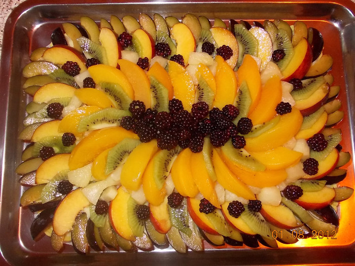 si continuam cu fructele - tarta cu fructe2012