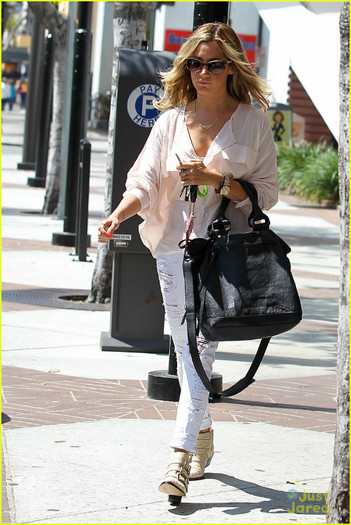 tisdale-business-meeting-01 - Ashley Tisdale Business Meeting Beauty