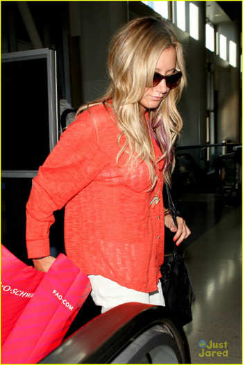 tisdale-lax-girl-04 - Ashley Tisdale Airport Chic Arrival