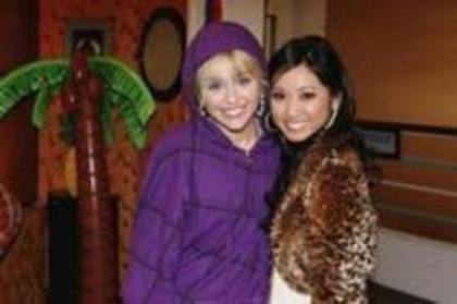 Miley Si Brenda Song {Cumnatelele}.