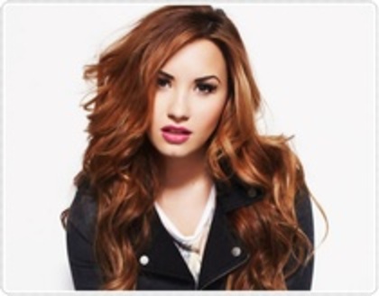 77385685_QBAXPVO3 - demi lovato