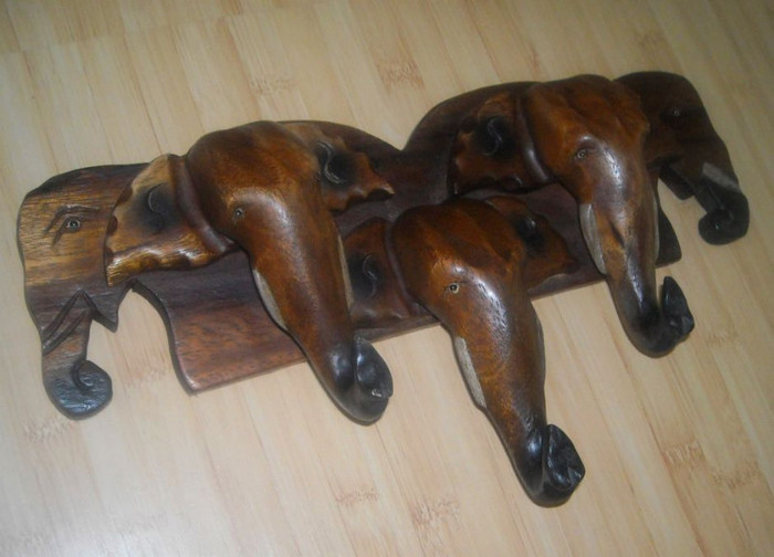 Cuier sculptat adus de curand din Madagascar_350 de lei_1