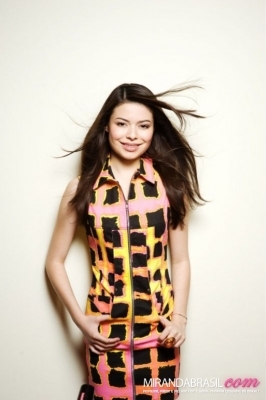 normal_022 - Miranda Cosgrove - Photoshoot 004 - Michael Lavine