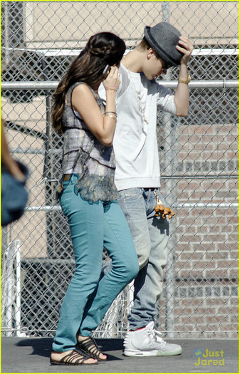 selena-gomez-justin-bieber-guidance-set-01 - Selena Gomez and Justin Bieber Visits Parental Guidance Set