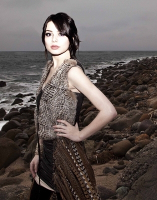 xcc - Miranda Cosgrove - Photoshoot 005 -Kurv Magazine by Heidi Gibbs