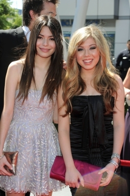 normal_015 - Miranda Cosgrove - 2010 Creative Arts Emmy Awards