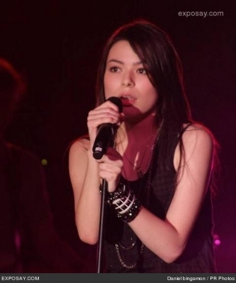 normal_miranda-cosgrove-miranda-cosgrove-kris-allen-ZcxuN9 - Miranda Cosgrove - Nashville