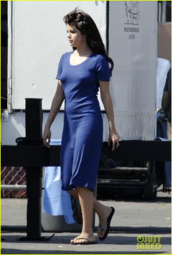 selena-gomez-hair-curlers-on-parental-guidance-set-03