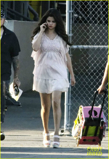 selena-gomez-hair-curlers-on-parental-guidance-set-05 - Selena Gomez HairCurlers on Parental Guidance Set