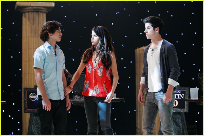 gregg-sulkin-bridgit-mendler-wizards-clip-3-03