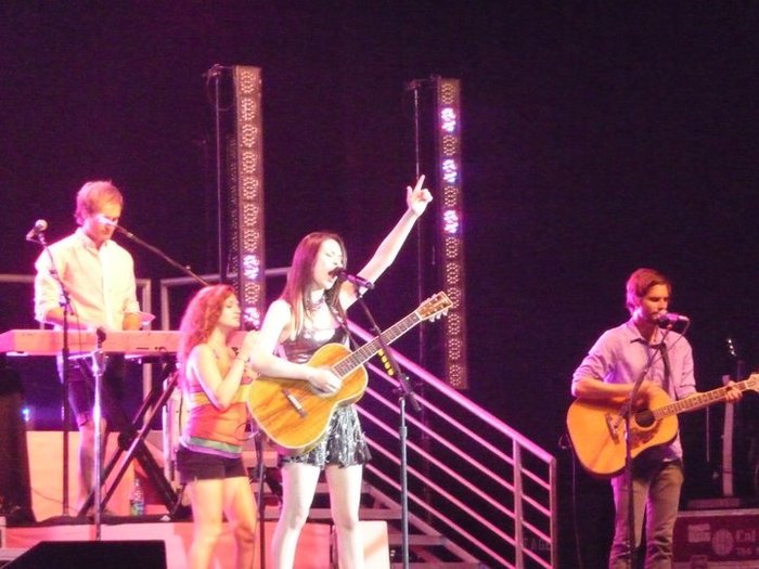 284859_10150244008219007_5150652_n - Miranda Cosgrove - Dancing Crazy Summer Tour Meadowbrook