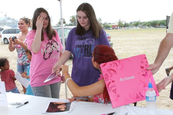 246921_10150198255546027_4655869_n - Ariana Grande - Myrtle Beach Meet and Greet