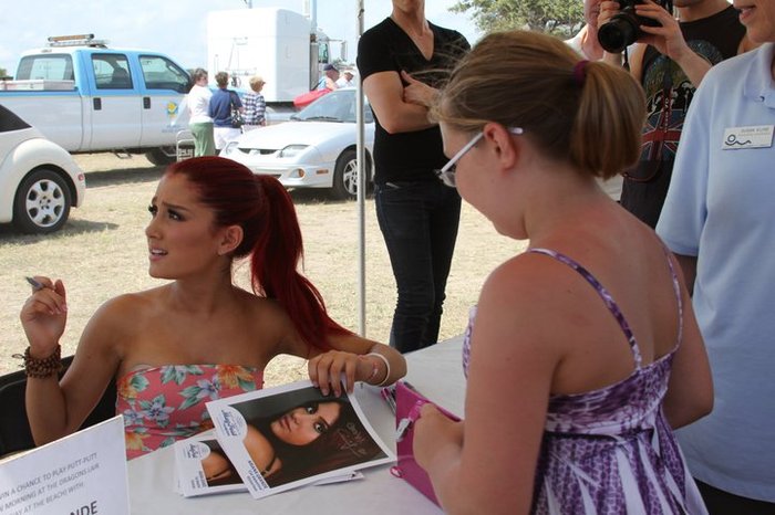 248651_10150198244586027_3776686_n - Ariana Grande - Myrtle Beach Meet and Greet