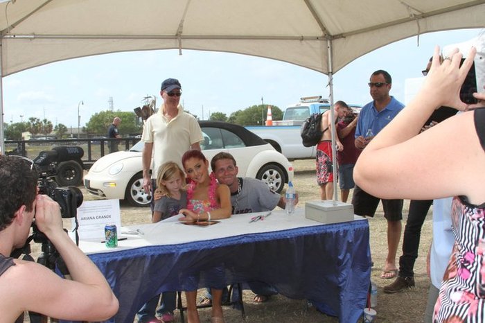 248974_10150198262336027_1843960_n - Ariana Grande - Myrtle Beach Meet and Greet