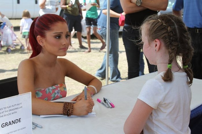 249386_10150198243471027_557583_n - Ariana Grande - Myrtle Beach Meet and Greet