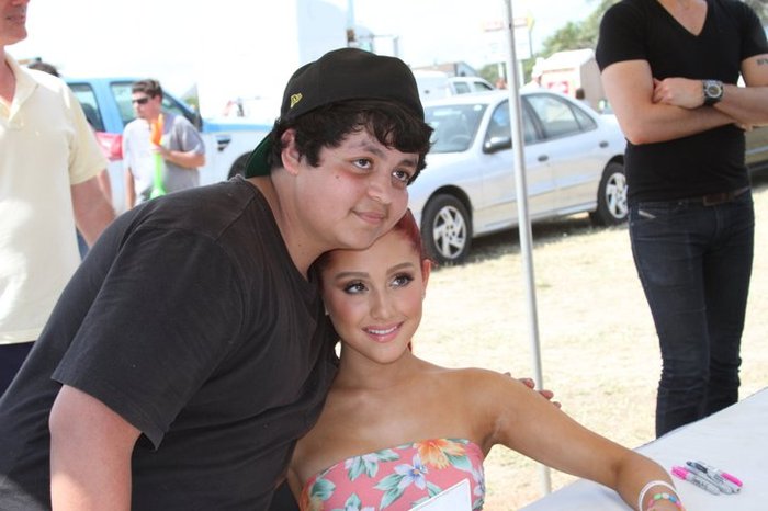 249394_10150198243881027_2397995_n - Ariana Grande - Myrtle Beach Meet and Greet