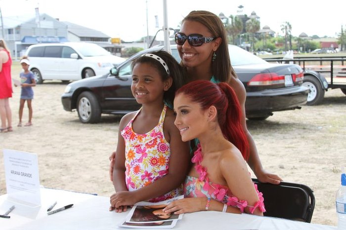 249480_10150198264826027_5717302_n - Ariana Grande - Myrtle Beach Meet and Greet