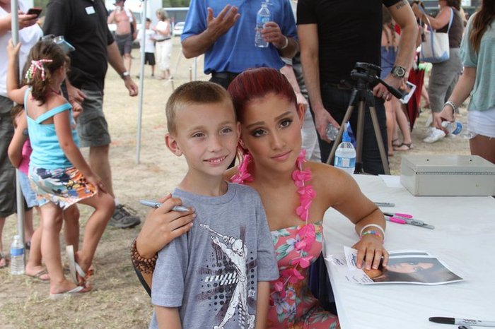 249805_10150198237881027_6975420_n - Ariana Grande - Myrtle Beach Meet and Greet