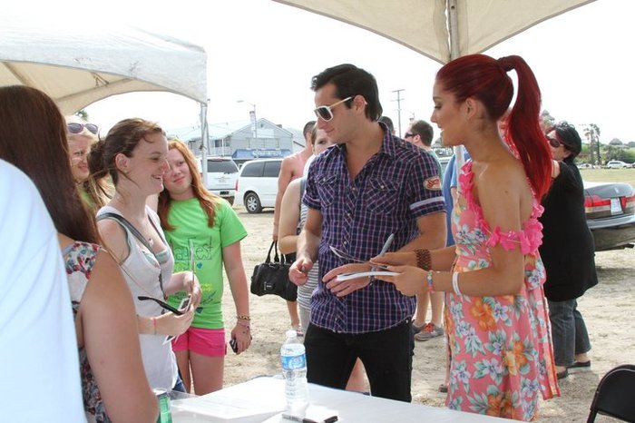 250028_10150198240671027_8246911_n - Ariana Grande - Myrtle Beach Meet and Greet