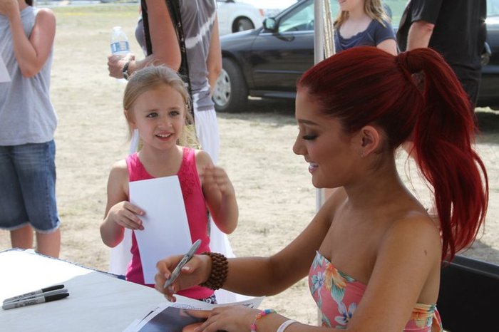 251253_10150198252756027_8371138_n - Ariana Grande - Myrtle Beach Meet and Greet