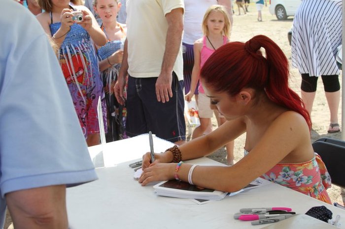 251256_10150198248081027_3786181_n - Ariana Grande - Myrtle Beach Meet and Greet