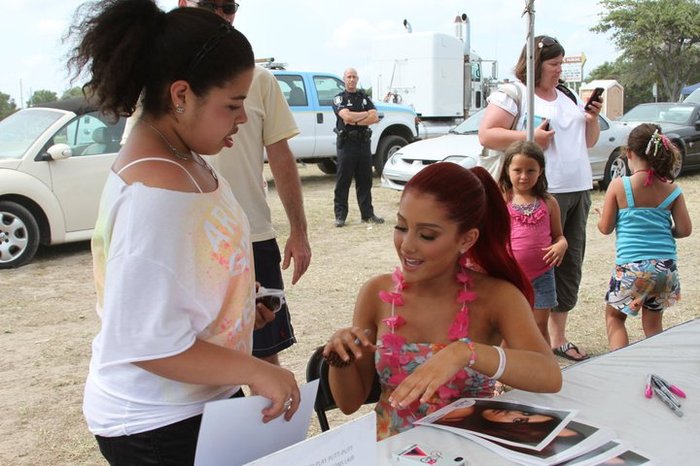251583_10150198258076027_8308093_n - Ariana Grande - Myrtle Beach Meet and Greet