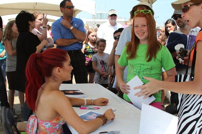 252634_10150198242321027_5397450_n - Ariana Grande - Myrtle Beach Meet and Greet