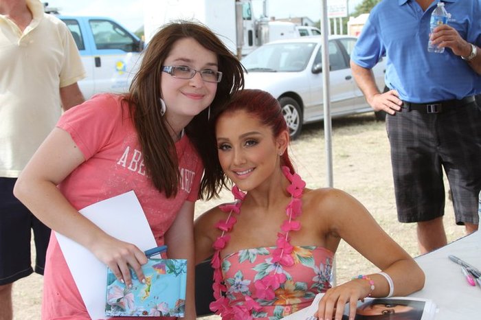 253974_10150198263111027_6560487_n - Ariana Grande - Myrtle Beach Meet and Greet