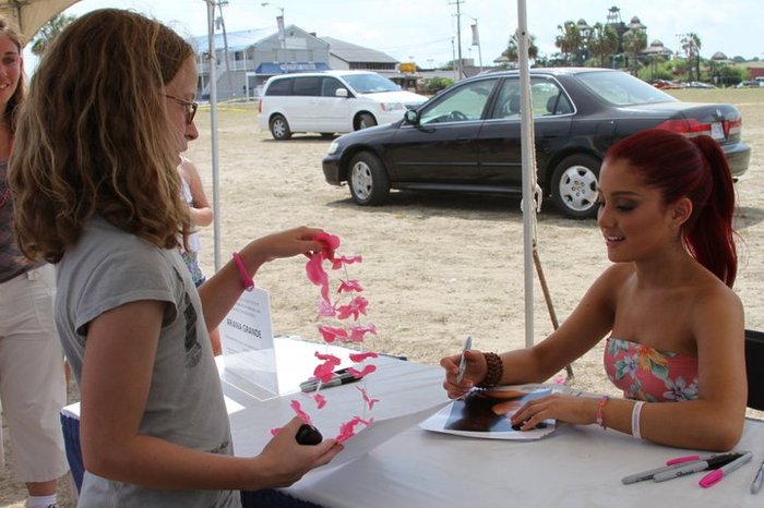 254053_10150198253626027_704537_n - Ariana Grande - Myrtle Beach Meet and Greet